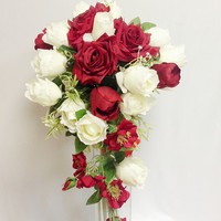 Классический длинный букет невесты из красных, белых роз и красного морозника