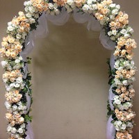 Cвадебная арка из белых и персиковых роз (аренда)