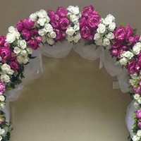 Cвадебная арка из белых роз и малиновых пионов (аренда)