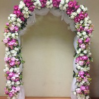 Cвадебная арка из белых роз и малиновых пионов (аренда)