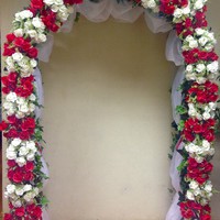 Cвадебная арка из белых и красных роз (аренда)