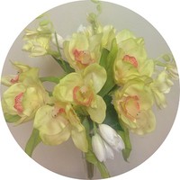 Букет орхидей из латекса; h=45; 8 орхидей; 3 фрезии, листья; цвет желтый Цена 1500.00 руб