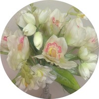 Букет орхидей из латекса; h=45; 8 орхидей; 3 фрезии, листья; цвет белый Цена 1500.00 руб