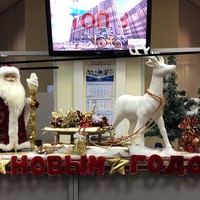 Новогодняя композиция на стойку информации в офисе компании ГЛАВСТРОЙ