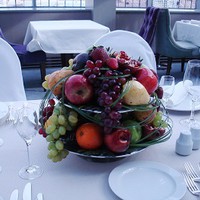 Композиция на стол из муляжей фруктов